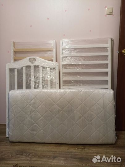 Детская кроватка с маятником и с матрасом)