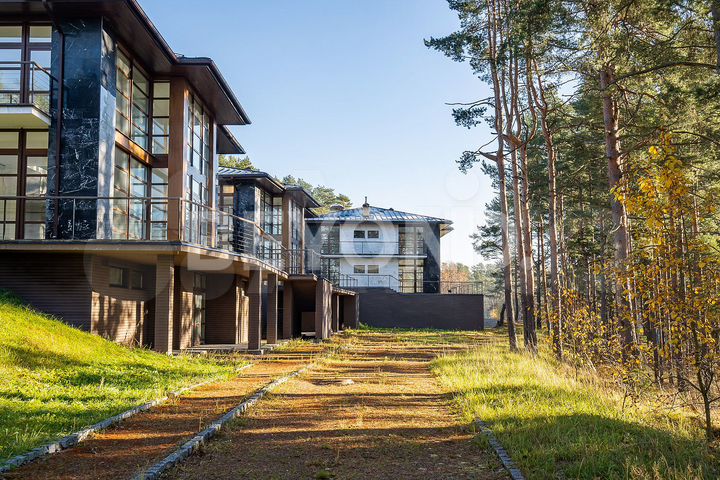 Дом 3060 м² на участке 1,32 га