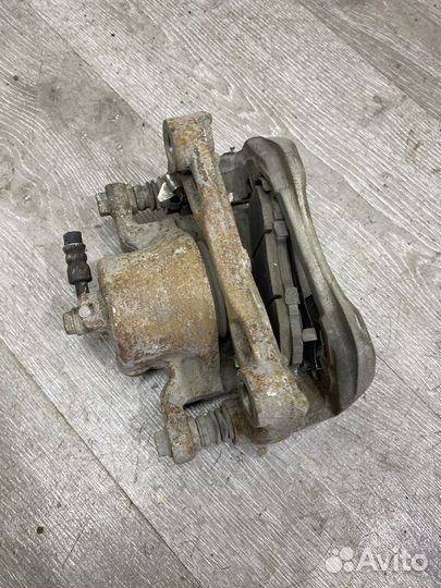 Суппорт тормозной передний правый Nissan Teana