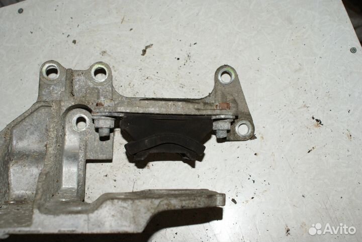 Кронштейн опора кпп Nissan Qashqai J10 11254JD000