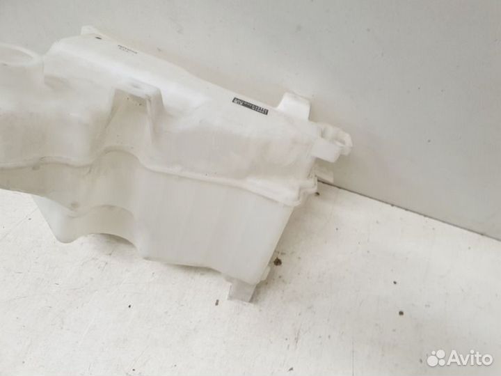 Бачок омывателя Toyota Hilux 8 2015