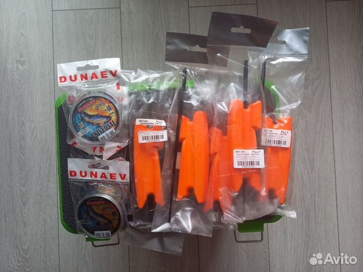 Зимний рыболовный ящик, черпак, удочки на корюшку