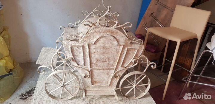 Декортативная карета на подиуме