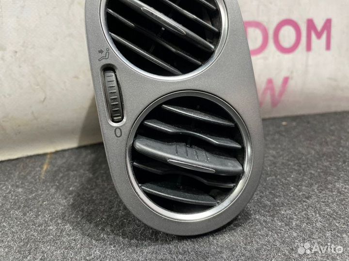 Дефлектор обдува салона передний правый Volkswagen