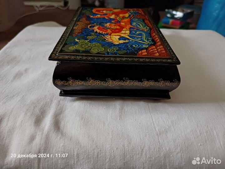 Деревянная шкатулка