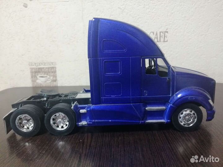 Модель kenworth T700 1:32