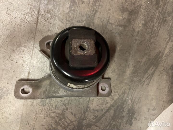 Опора двигателя правая Volvo 30671245