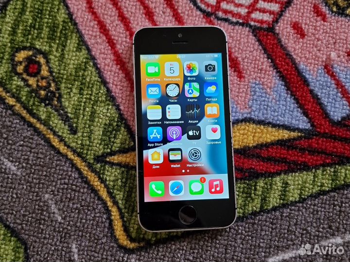iPhone SE, 32 ГБ