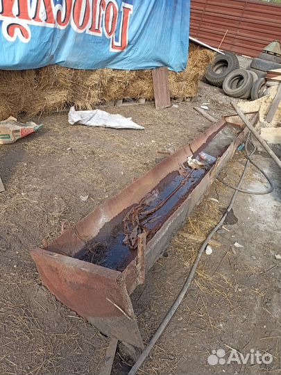 Кормушка металлическая