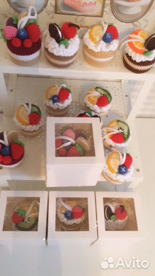 Вязаное пирожное, брелок, игрушка