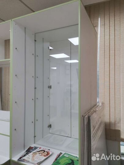 Стеллаж белый со стеклянными полками