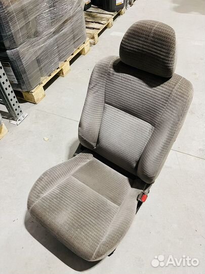 Передние сиденья Honda Civic VI ek3