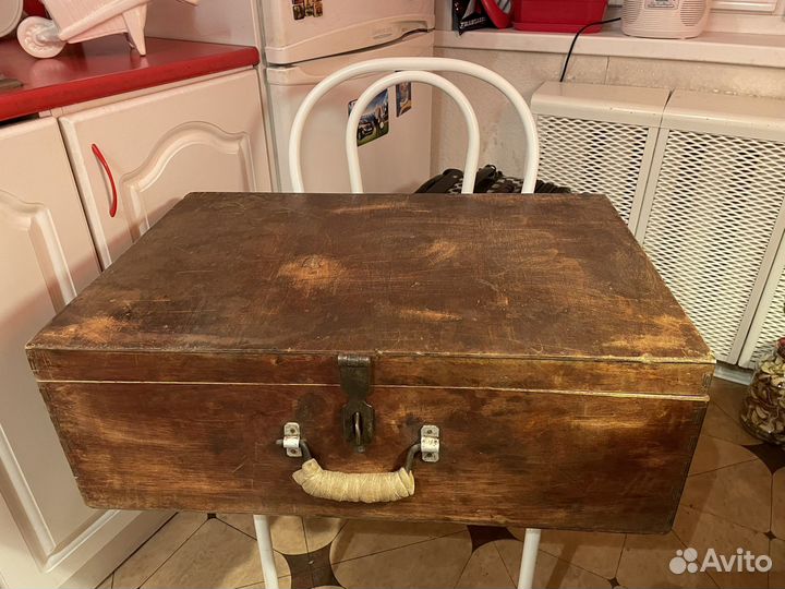 Чемодан деревянный, прялка старинные