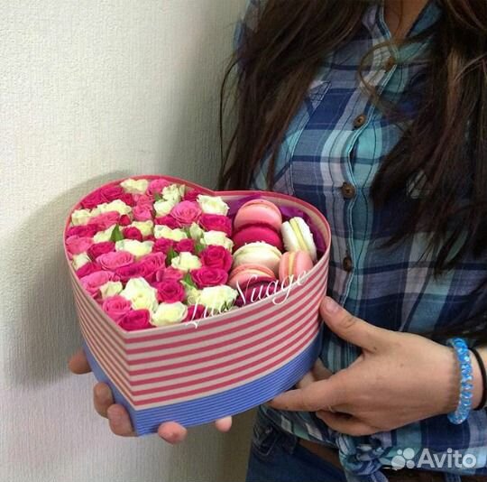 Коробки с цветами и макарунами (буквами)