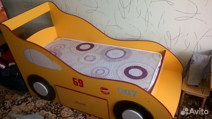 Детская кровать-машинка