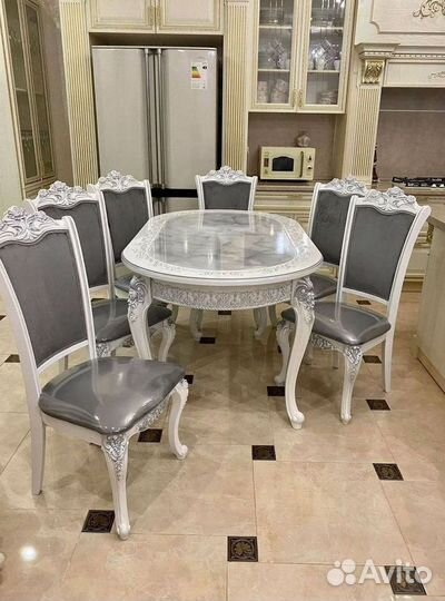 Большой обеденный стол и стулья