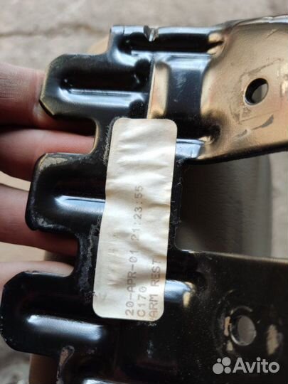 Подлокотник Ford Focus 1 седан 2.0I splitport 1999