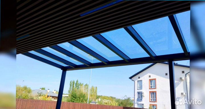 Стеклянный козырек над дверью