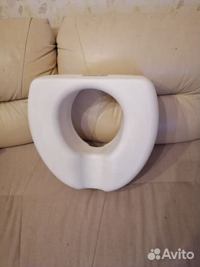 Насадка на унитаз для инвалидов и пожилых людей