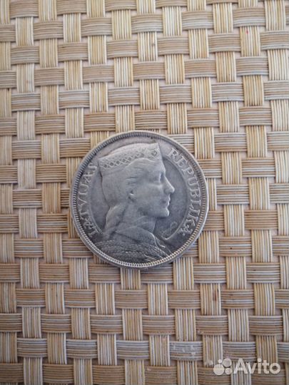 Монета серебряная