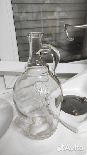 Бутыль стеклянная 5 литров, другая на 2 литра он