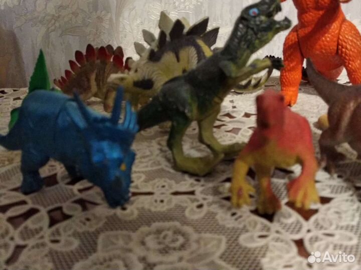 Коллекция игрушек динозаврки