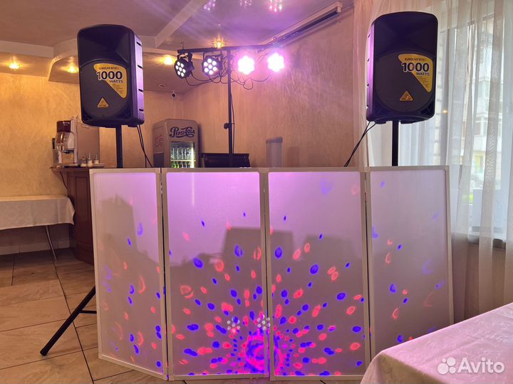 DJ с аппаратурой для вашего праздника