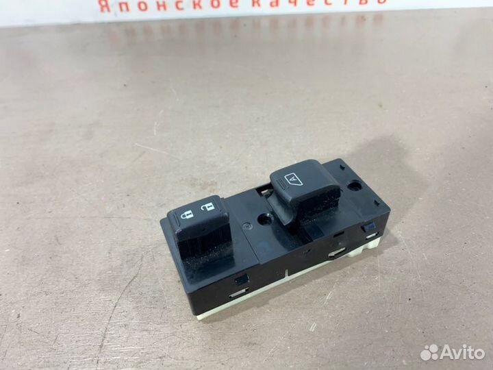 Кнопки стеклоподъёмника передние правые Infiniti