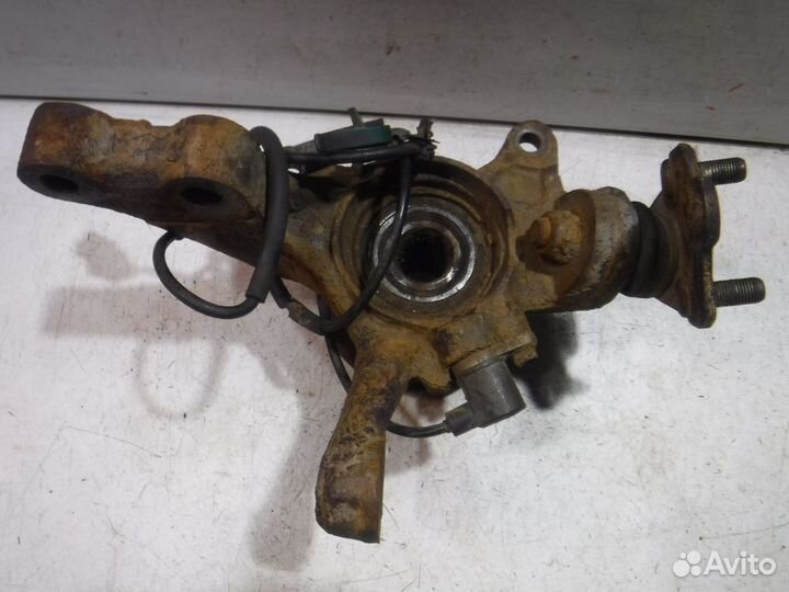 Кулак передний левый Toyota Avensis I