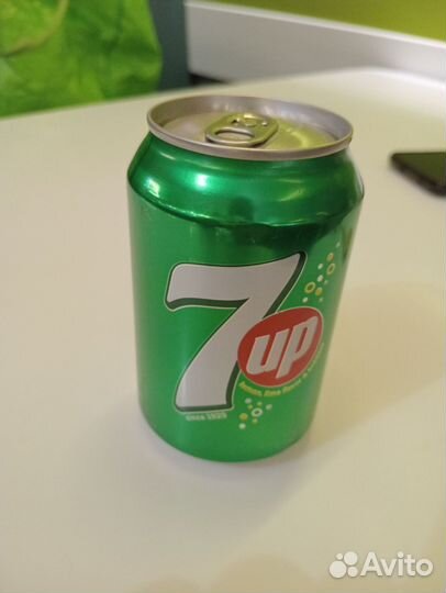 Банка газировки 7up