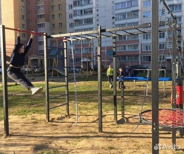 Уличный спорткомплекс с качелью