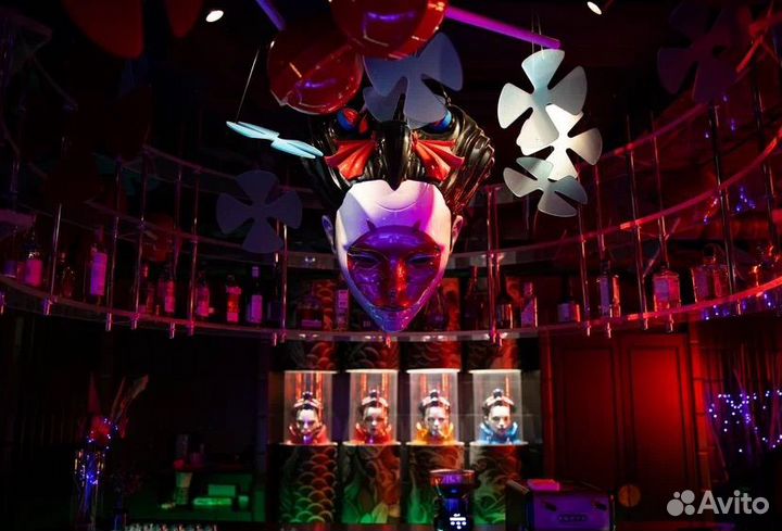 Бармен в бар Geisha Superman