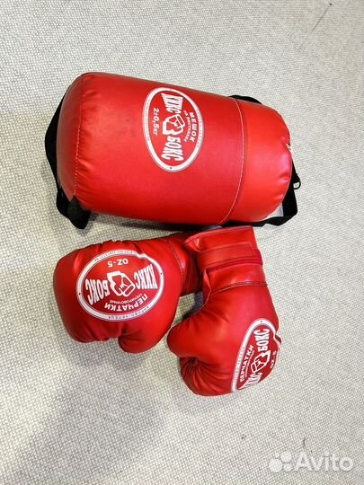 Боксерские перчатки и мешок на растяжках