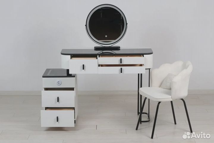 Туалетный столик. Столик для макияжа