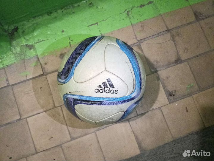 Футбольный мяч adidas