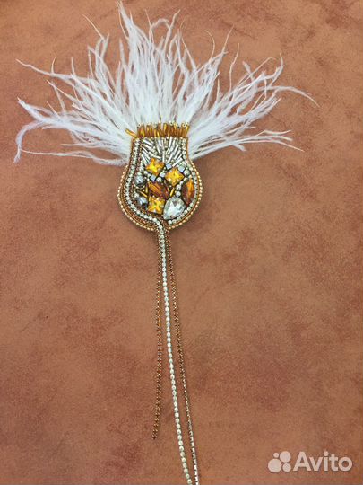 Брошь ручной работы из бисера