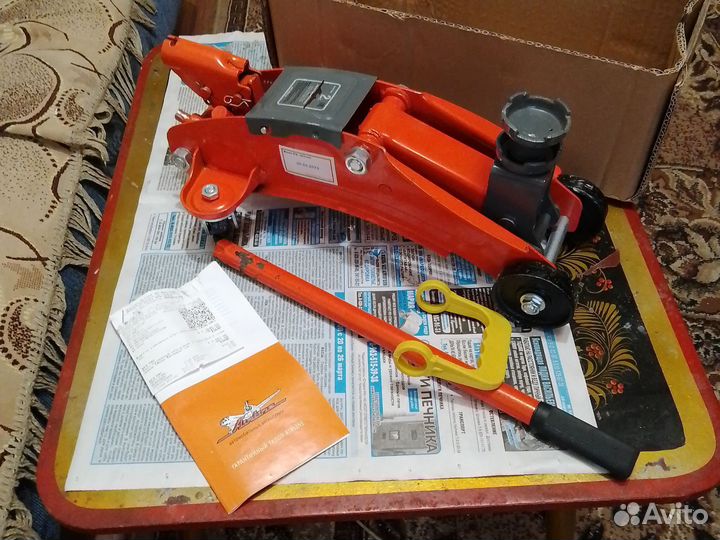 Домкрат подкатной 2 тонны бу