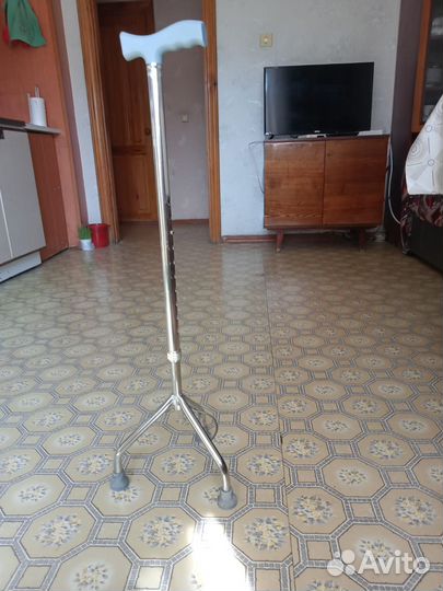 Трость трехопорная