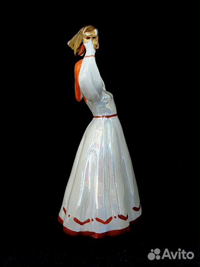 Статуэтка Девушка со снопом