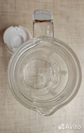 Стеклянный кувшин с крышкой