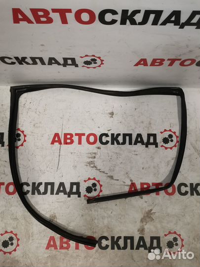 Уплотнитель стекла двери заднее левое Б/у toyota c