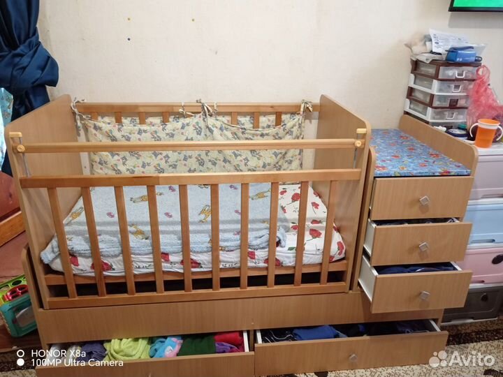 Детская кроватка с маятником