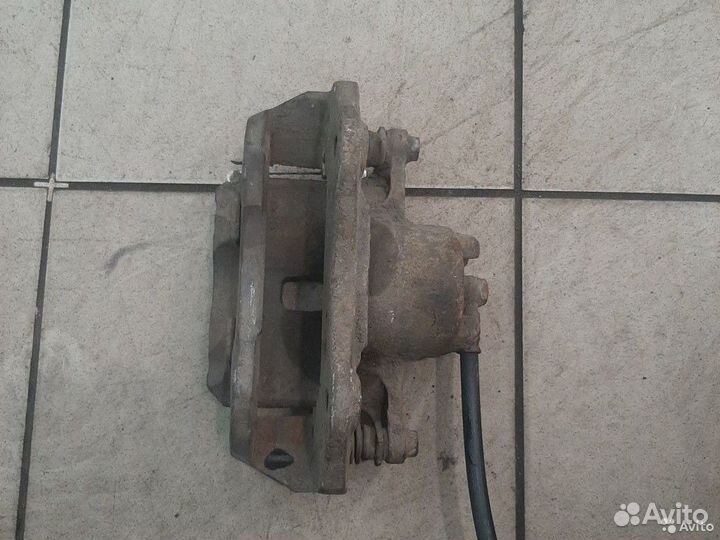 Тормозной суппорт передний правый Mitsubishi Lance