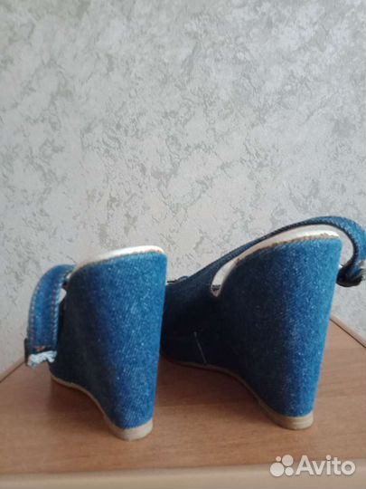 Босоножки женские