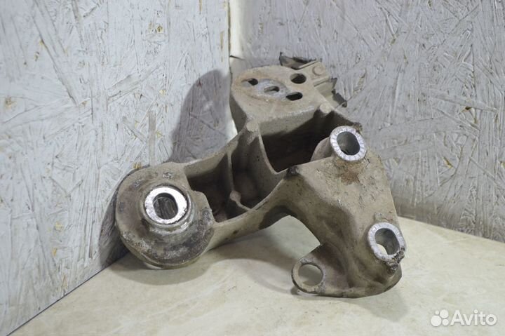 Кронштейн стабилизатора передний правый Volkswagen