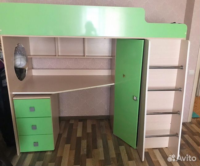 Детская кровать чердак со столом и шкафом