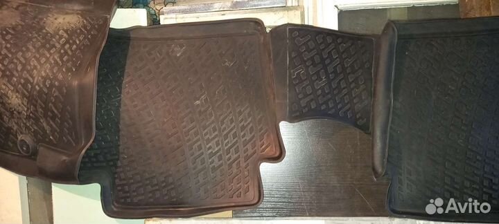 Автомобильные коврики резиновые на Solaris