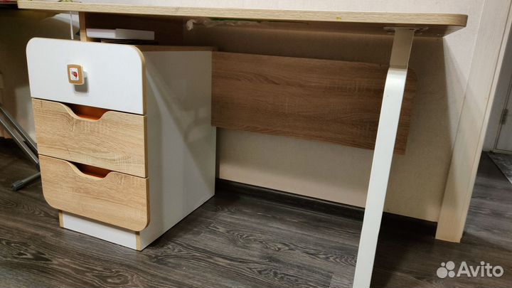 Детский письменный стол