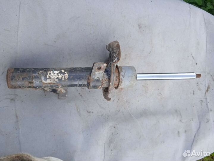 Амортизатор передний левыйFord Focus 2