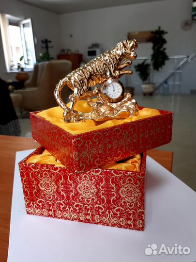 Часы с тигром